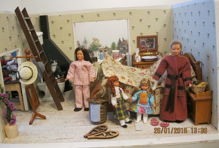 Köchin Frau im rosefarbenen Kleid Puppe für Puppenhaus Miniatur 1:12 